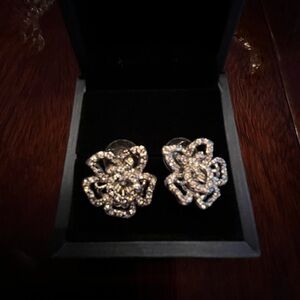 RHINESTONE FLORAL PIERCED EARRINGS. NEW. 3/4”